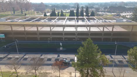 Vista-Aérea-Del-Parking-relais-Saint-chamand,-Que-Ofrece-A-Los-Viajeros-Una-Solución-De-Aparcamiento-Sin-Complicaciones-En-Aviñón,-Francia.