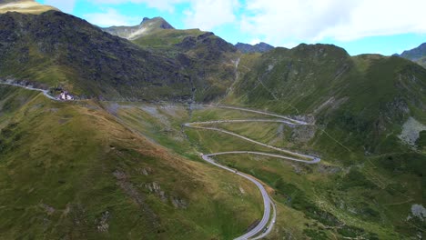 Vista-Panorámica-De-Retroceso-Aéreo-De-Las-Curvas-Serpenteantes-De-La-Carretera-Transfagarasan