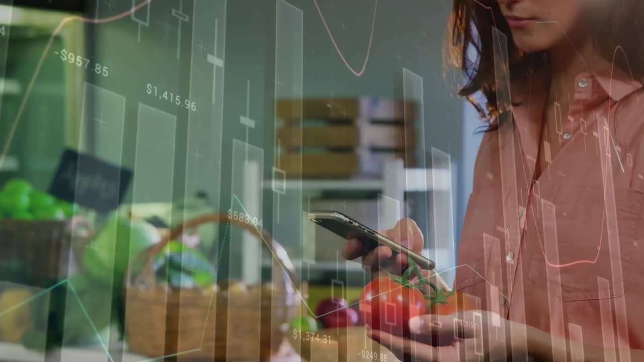 animación del procesamiento de datos sobre una mujer caucásica sonriente que usa un teléfono inteligente en la tienda