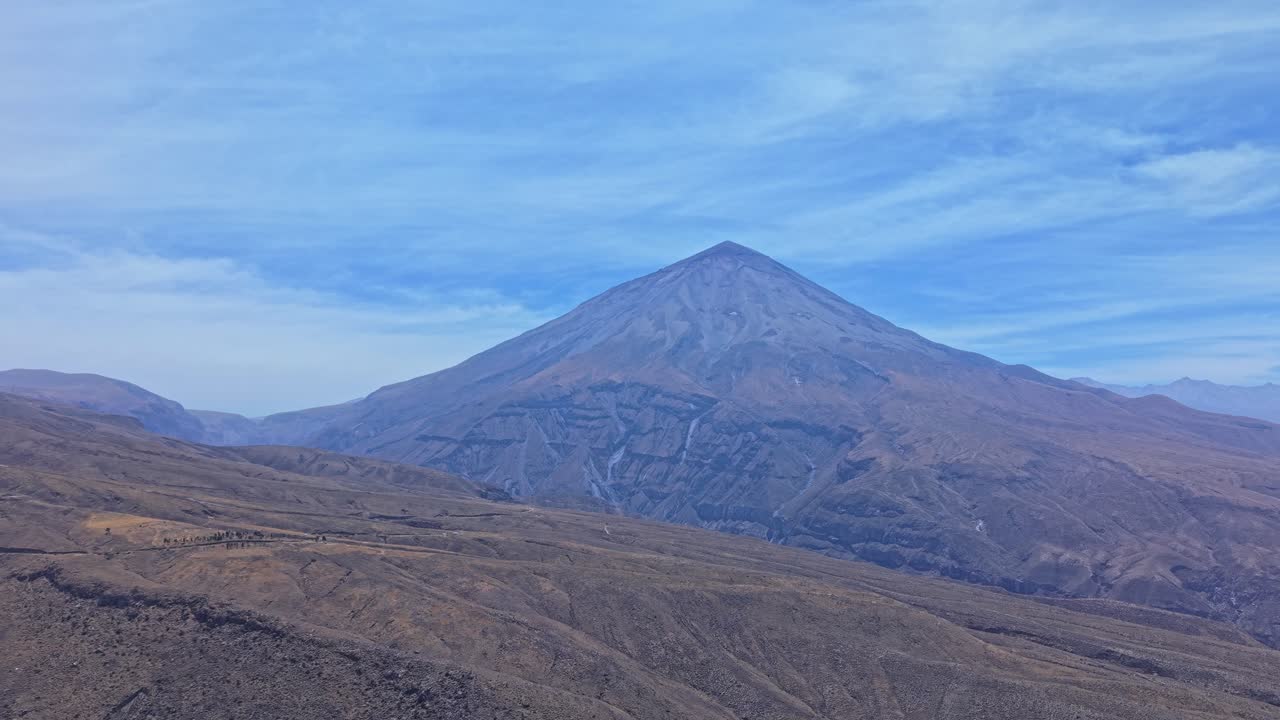 Un drone sorvola le ripide e aspre scogliere del monte Misti, mettendo in risalto i pendii scoscesi e le grezze trame geologiche. Questo lato del vulcano è privo di lava, enfatizzando il drammatico isolamento della montagna.