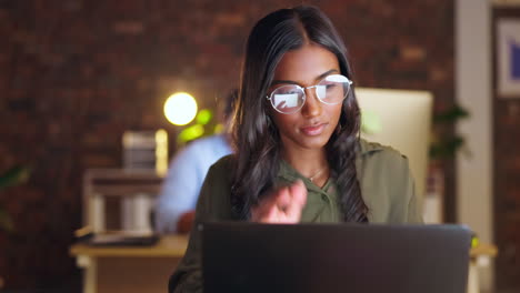 Nacht,-Büro-Oder-Frau-Mit-Brille