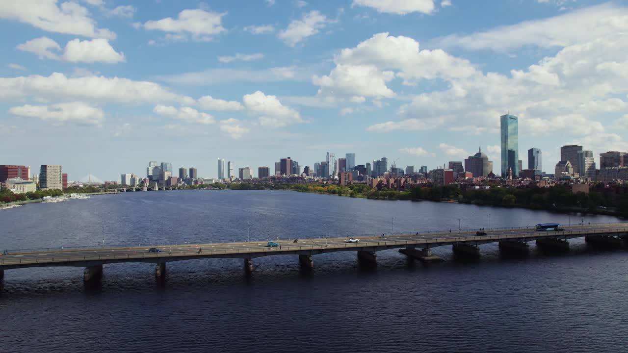 보스턴, 매사추세츠의 하버드 브리지에서 교통에서 멀리 날아가는 드론