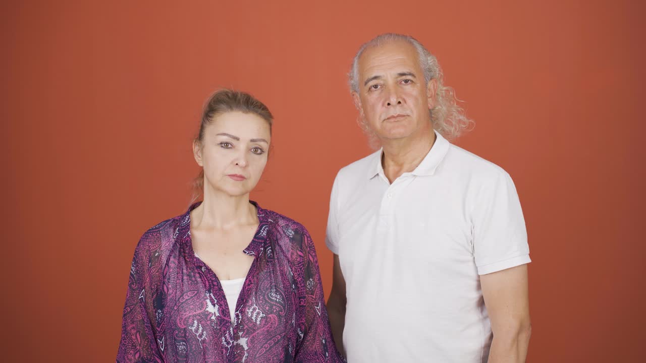 남자와 여자는 둔한 표정으로 서로를 쳐다보고 있습니다.