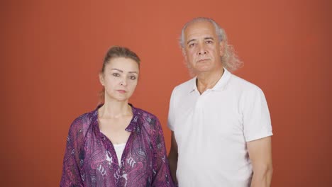 hombre y mujer mirándose el uno al otro con una expresión aburrida.
