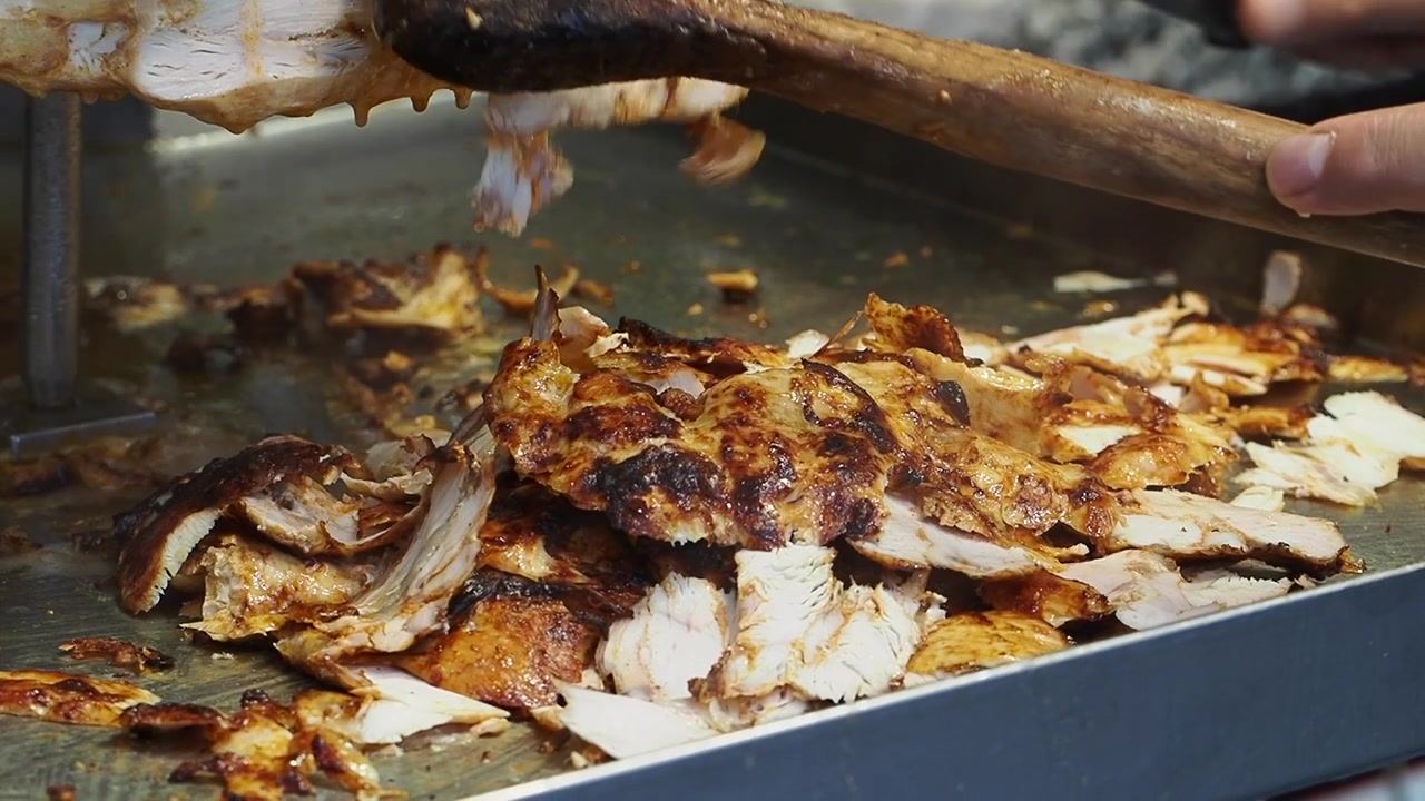 Primo piano del taglio di carne di pollo arrosto per shawarma