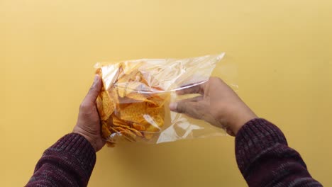 papas de tortilla en una bolsa de plástico
