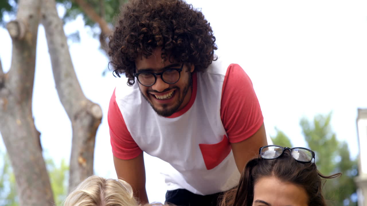 amigos haciendo clic en una selfie