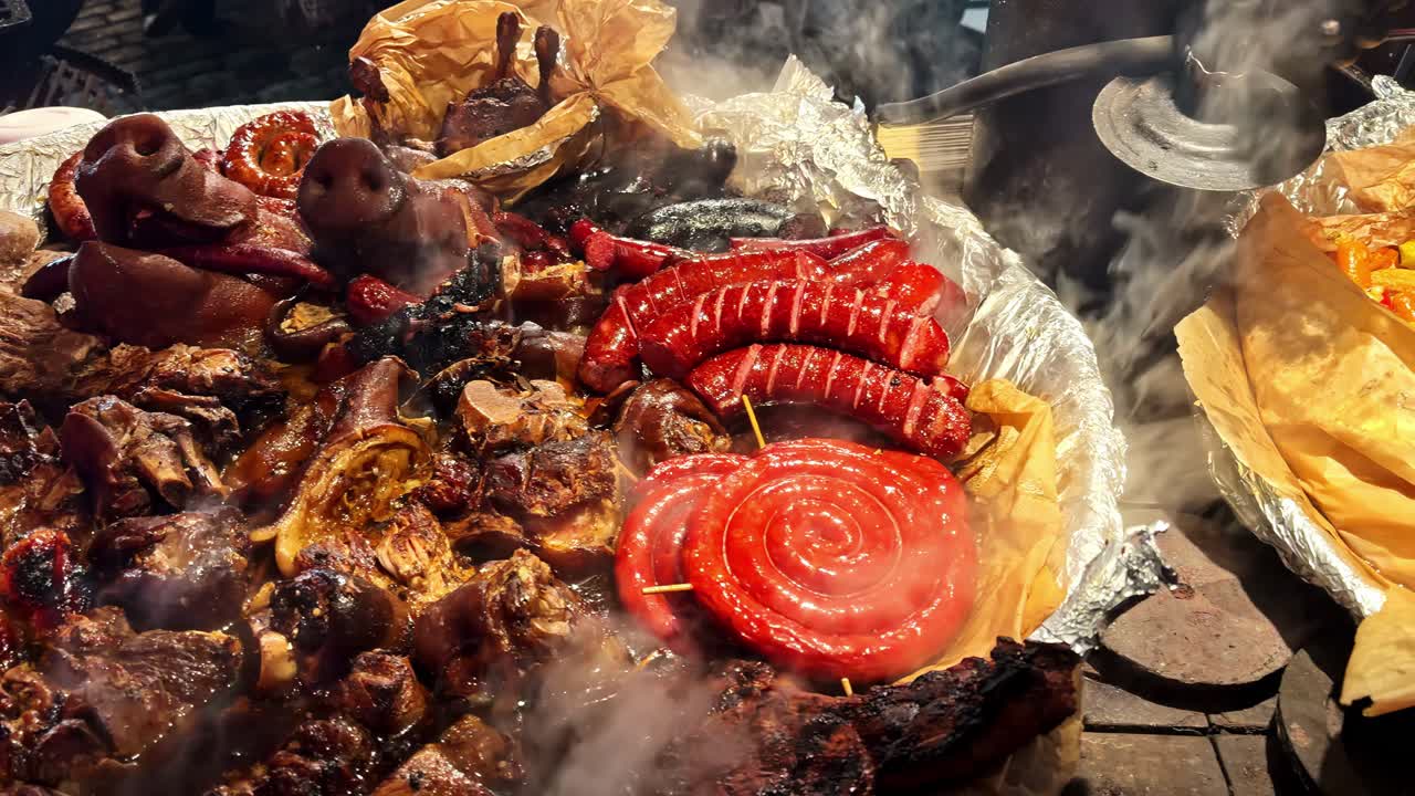 Piring yang berisi daging panggang dan sayuran di pasar Natal Riga, Latvia