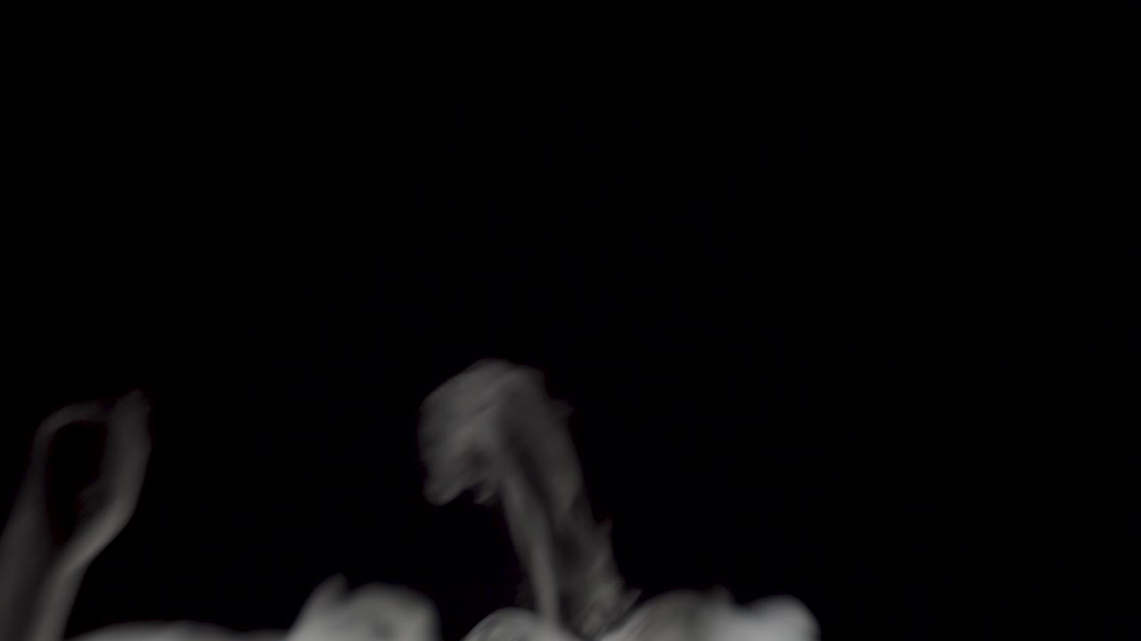 지상에서 어나오는 무서운 연기. 빠른 움직임. 사용을 위한 스크린 모드. 할로윈 기회. 무서운. 유령.