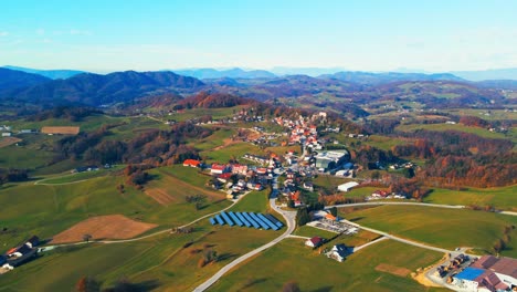 Imágenes-Aéreas-De-Drones-En-4k-Muestran-Un-Pequeño-Asentamiento-En-El-Corazón-De-Eslovenia