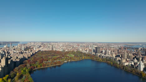 Idílico-Día-De-Otoño.-Vista-Aérea-Del-Colorido-Parque-Central-Con-Depósito-De-Agua-Y-Edificios-En-La-Ciudad-Alrededor.-Cielo-Azul-Claro.-Manhattan,-Ciudad-De-Nueva-York,-Estados-Unidos