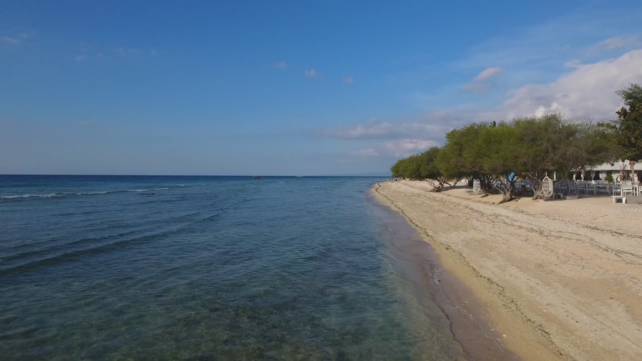 volando sobre la playa de gili trawangan con drones, hermosa vista de la costa en lombok, bali, indonesia, imágenes perfectas de vacaciones, día soleado agua cristalina