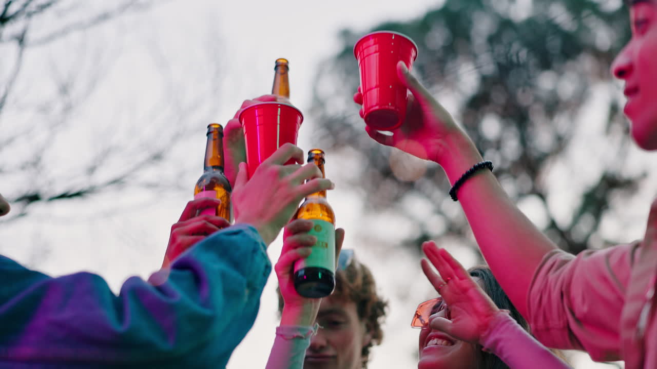 amigos celebrando con bebidas