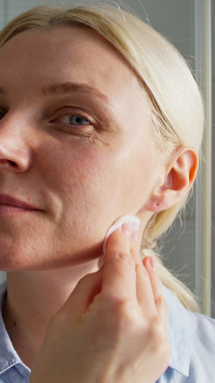 면으로 메이크업 을 제거 하는 여자