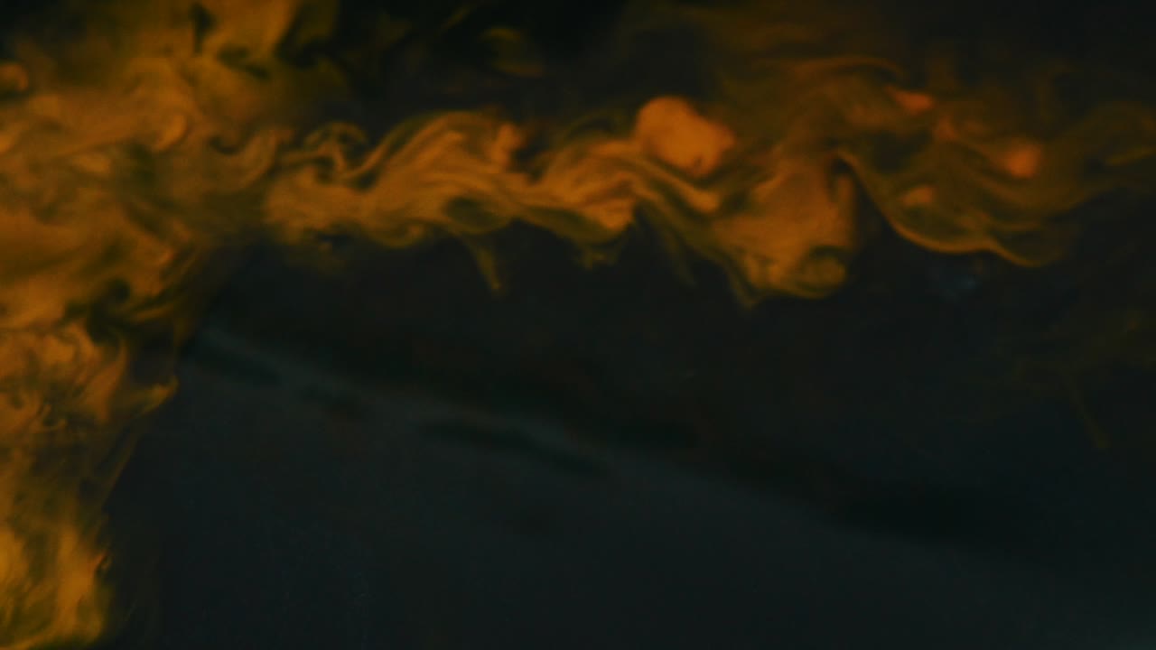 arte líquido abstracto con remolinos de naranja y oro