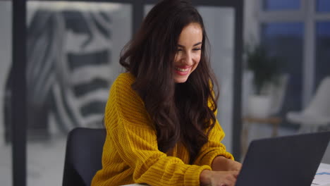 Mujer-Sorprendida-Mirando-La-Pantalla-De-La-Computadora.-Chica-Alegre-Charlando-En-La-Computadora-Portátil