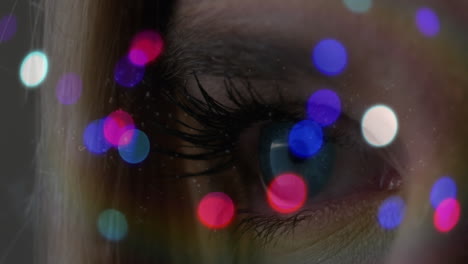 animación de puntos de luz sobre el ojo de la mujer