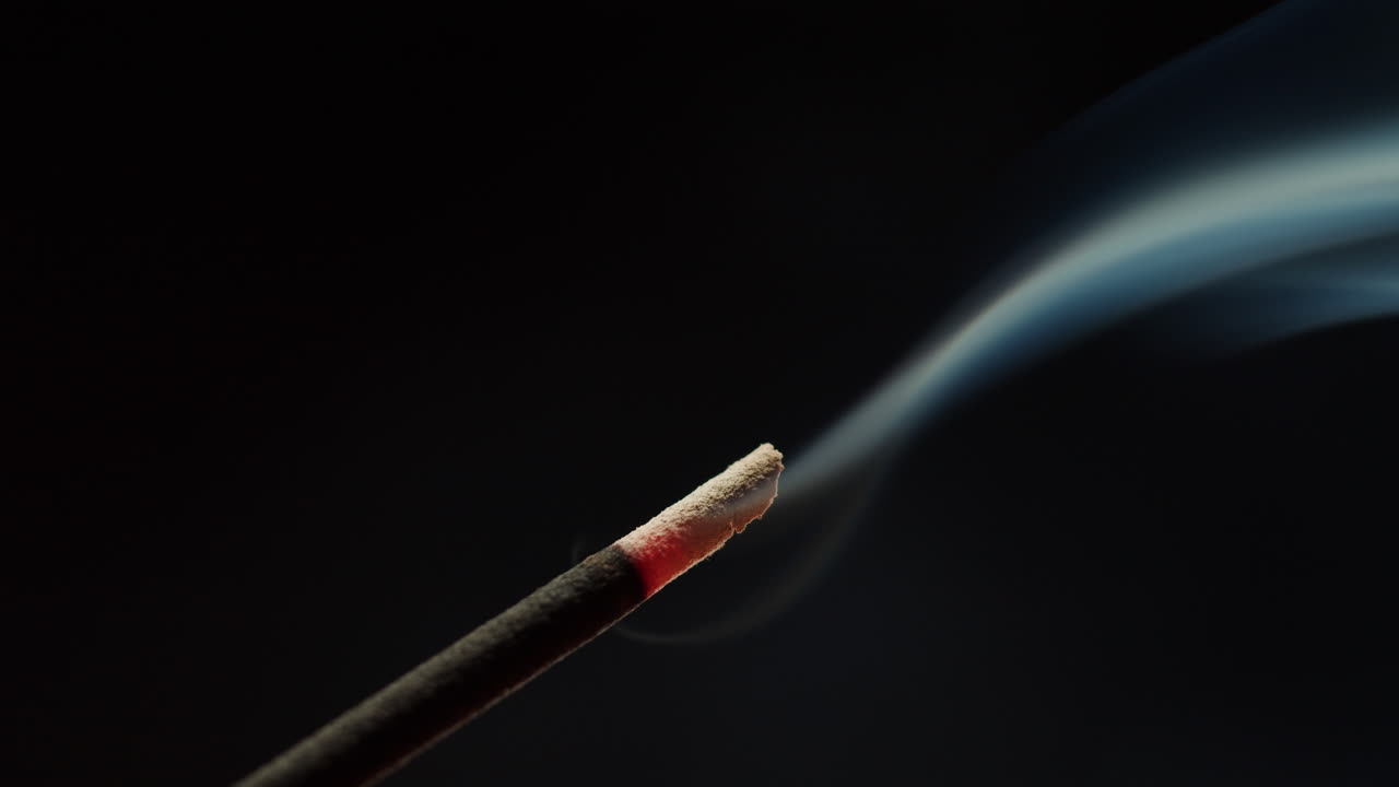 palito de incienso en llamas