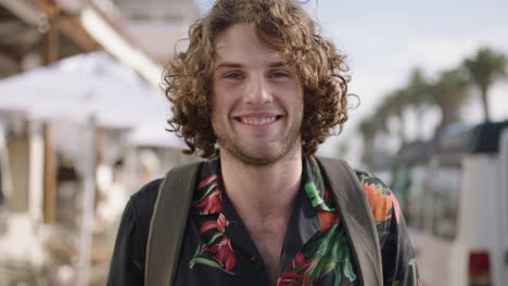 Retrato-De-Un-Joven-Atractivo-Sonriendo-Feliz-Disfrutando-De-Un-Viaje-De-Vacaciones-Soleado