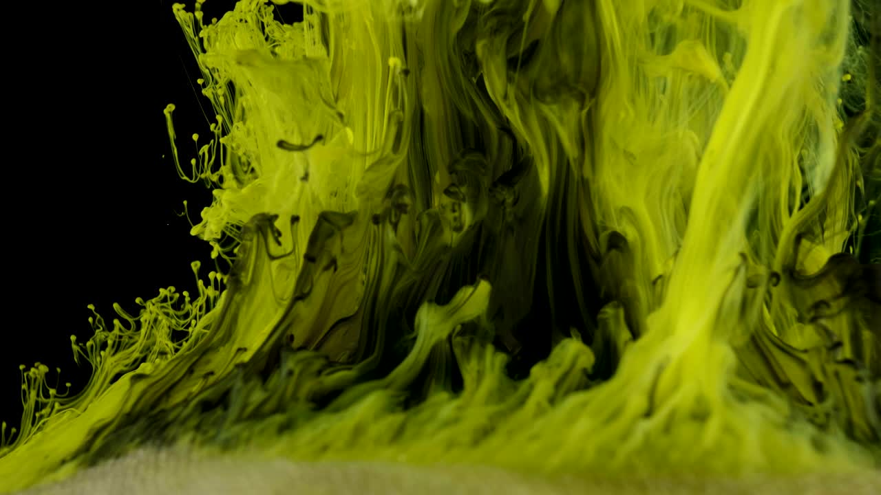 pintura de tinta colorida en el agua, tinta girando fluye hacia arriba bajo el agua