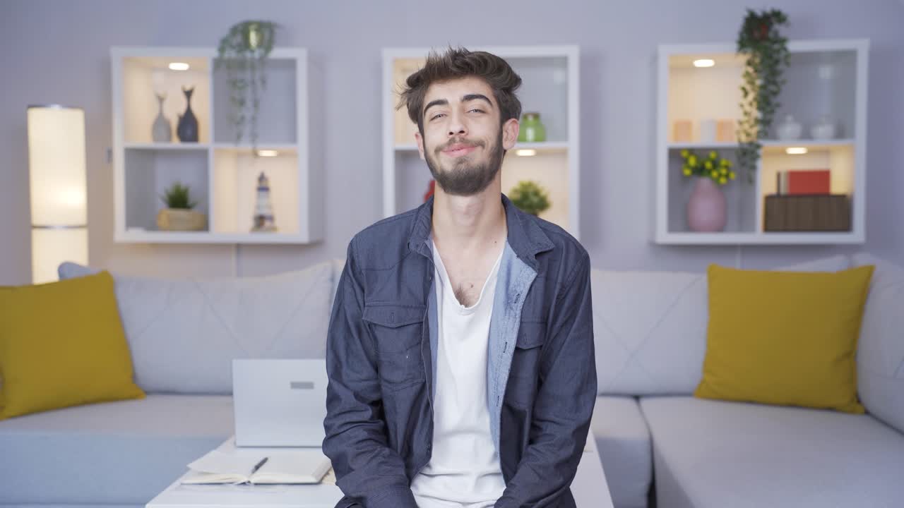 카메라를 향해 눈을  ⁇ 박이는 남자