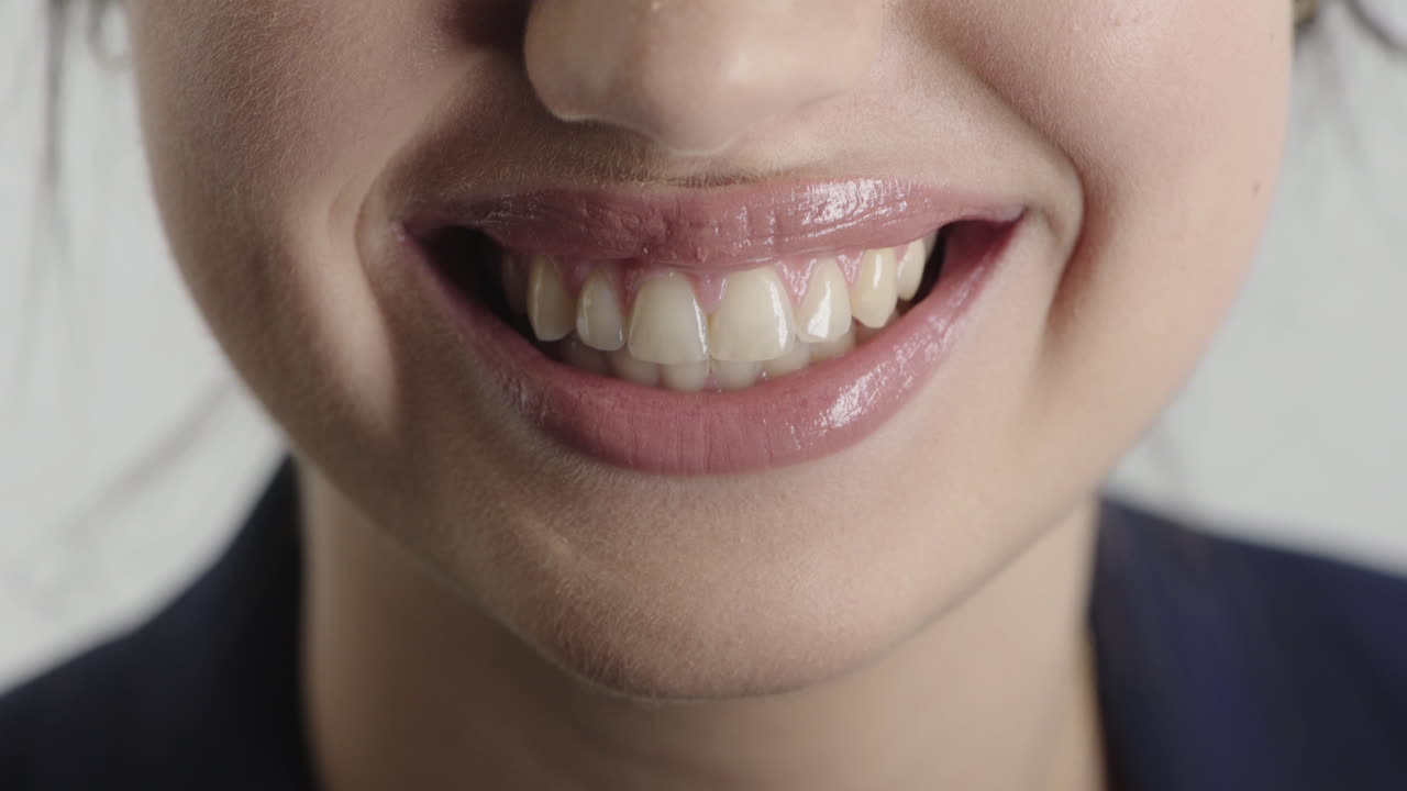 cerca mujer joven labios brillantes sonriendo mostrando dientes blancos sanos concepto de salud dental
