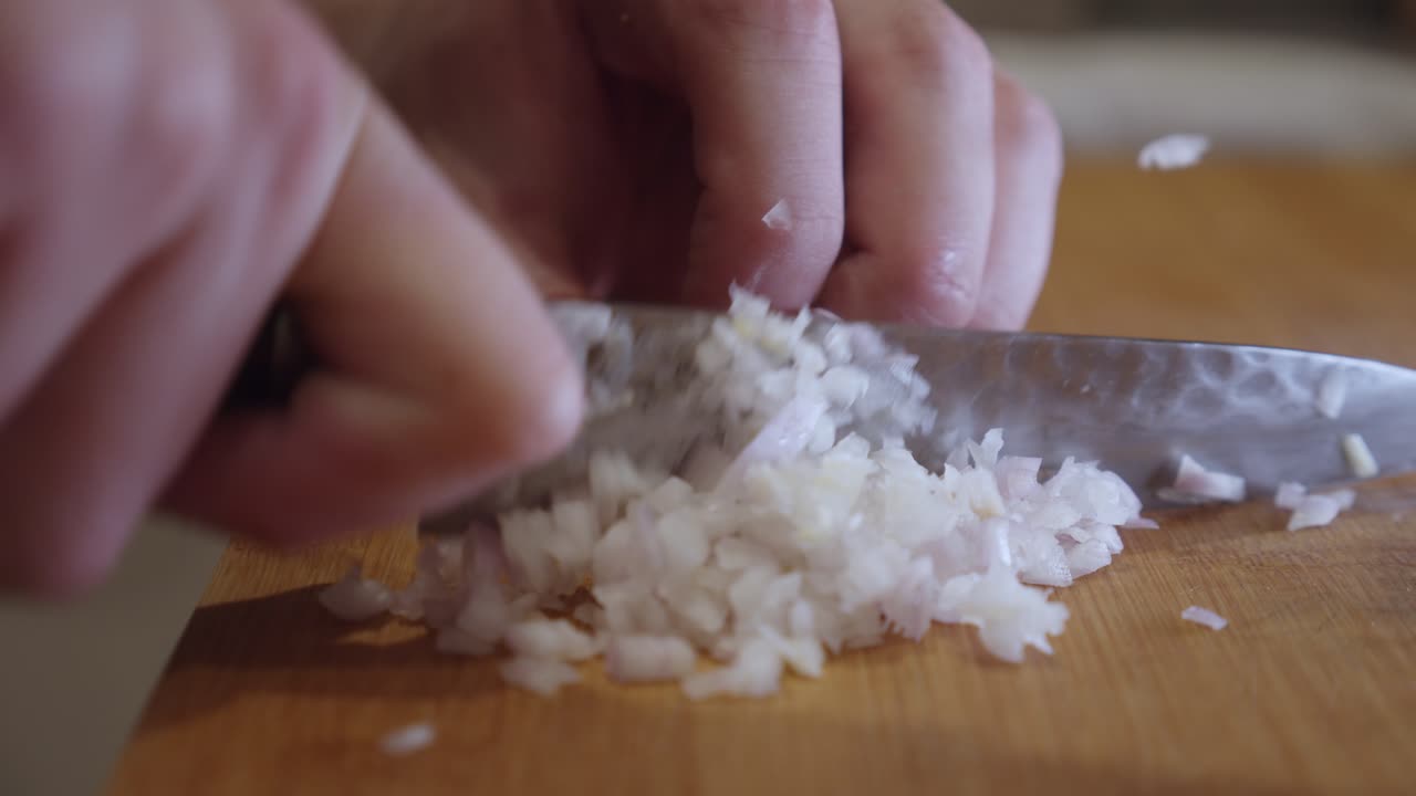 picar cebolla con un cuchillo afilado en una tabla cortada