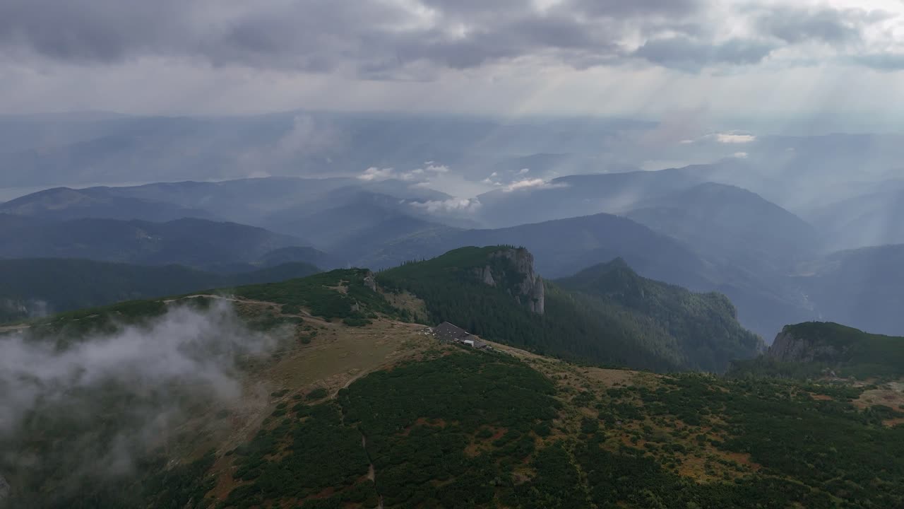 안개 가 가득 한 산맥 의 놀라운 공중 풍경