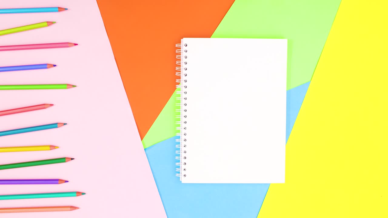 los lápices de colores y el cuaderno abierto para el texto aparecen en el tema de colores.