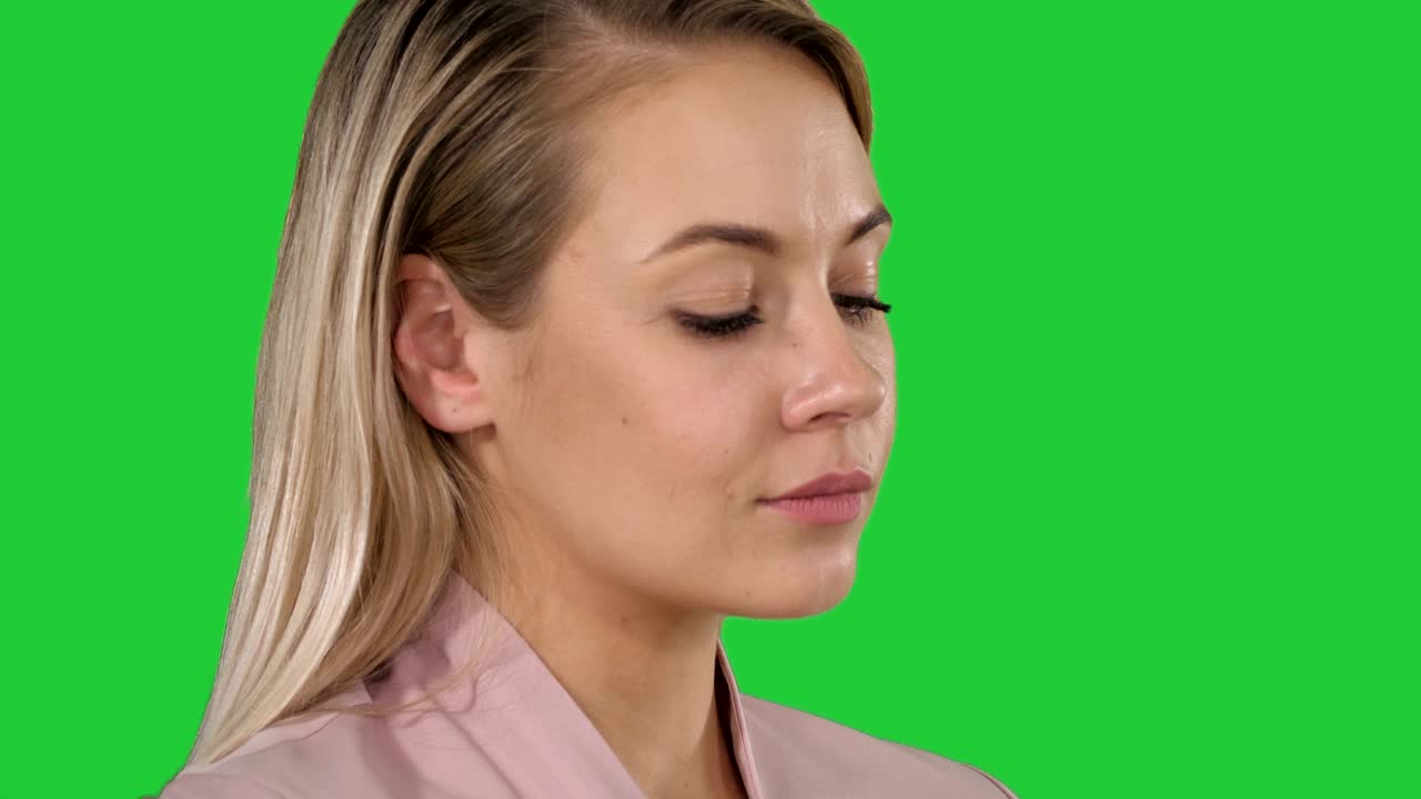 rubia teniendo algunas ideas en una pantalla verde, clave de croma