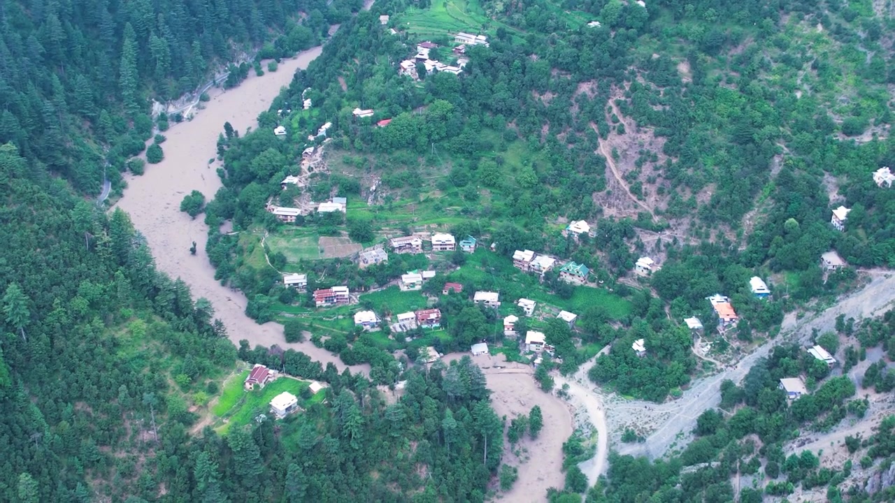 Pemandangan udara air banjir yang mengelilingi desa tepi sungai setelah hujan lebat, Lembah Neelum, Kashmir