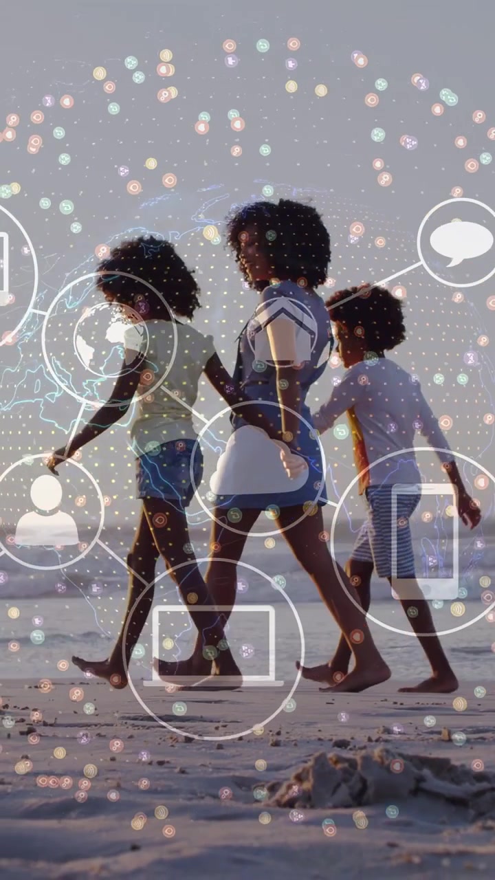 Video verticale: Mamma e due bambini che camminano sulla riva, attivando una sovrapposizione tecnologica che mostra collegamenti telefonici cloud.