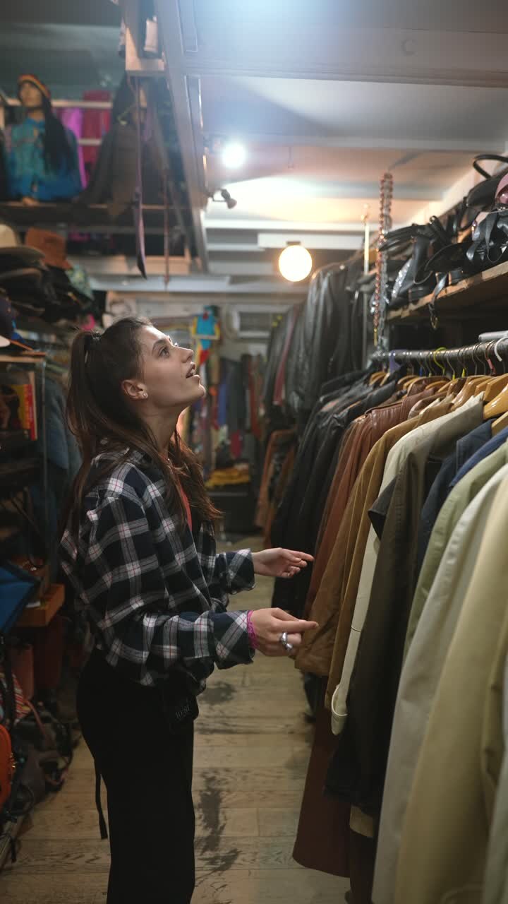 Donna che fa shopping in un negozio di abbigliamento vintage