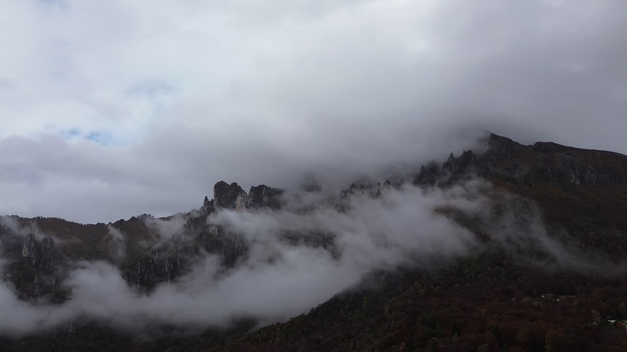 White clouds covering a mountain are nature's embrace and admiring them brings with it nostalgia and a cold ambiance that provokes feelings of vacation in winter