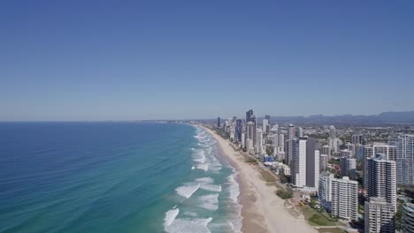 Horizonte-Escénico-De-La-Costa-Dorada-En-Verano,-Queensland,-Australia---Toma-Aérea-De-Drones