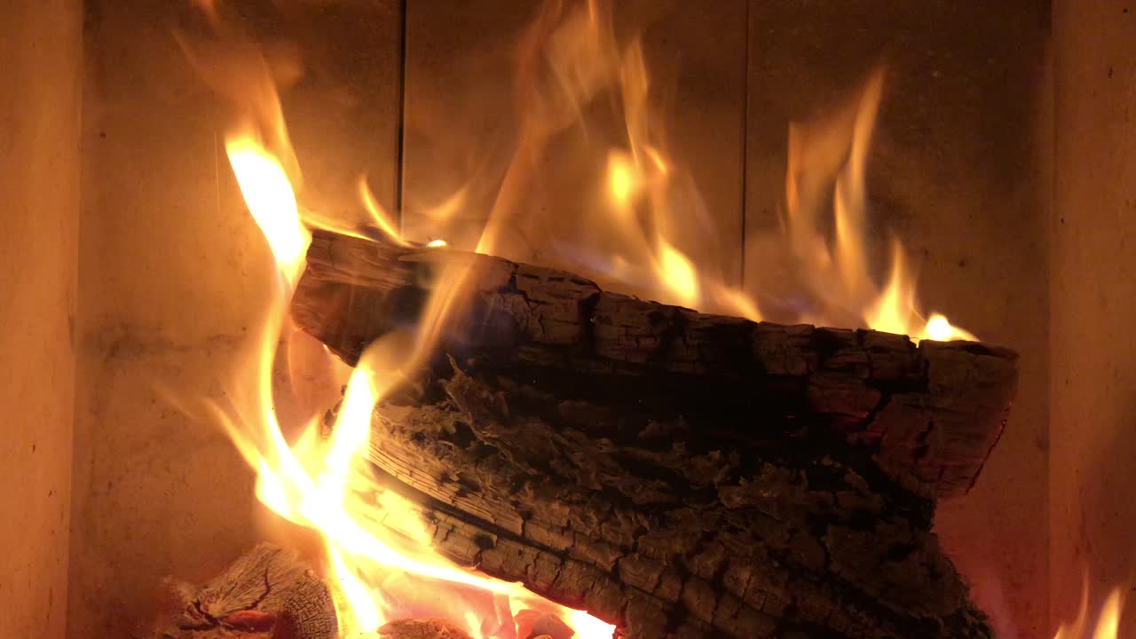 난방 목적으로 나무를 태우는 현대 시골 집의 낭만적인 벽난로