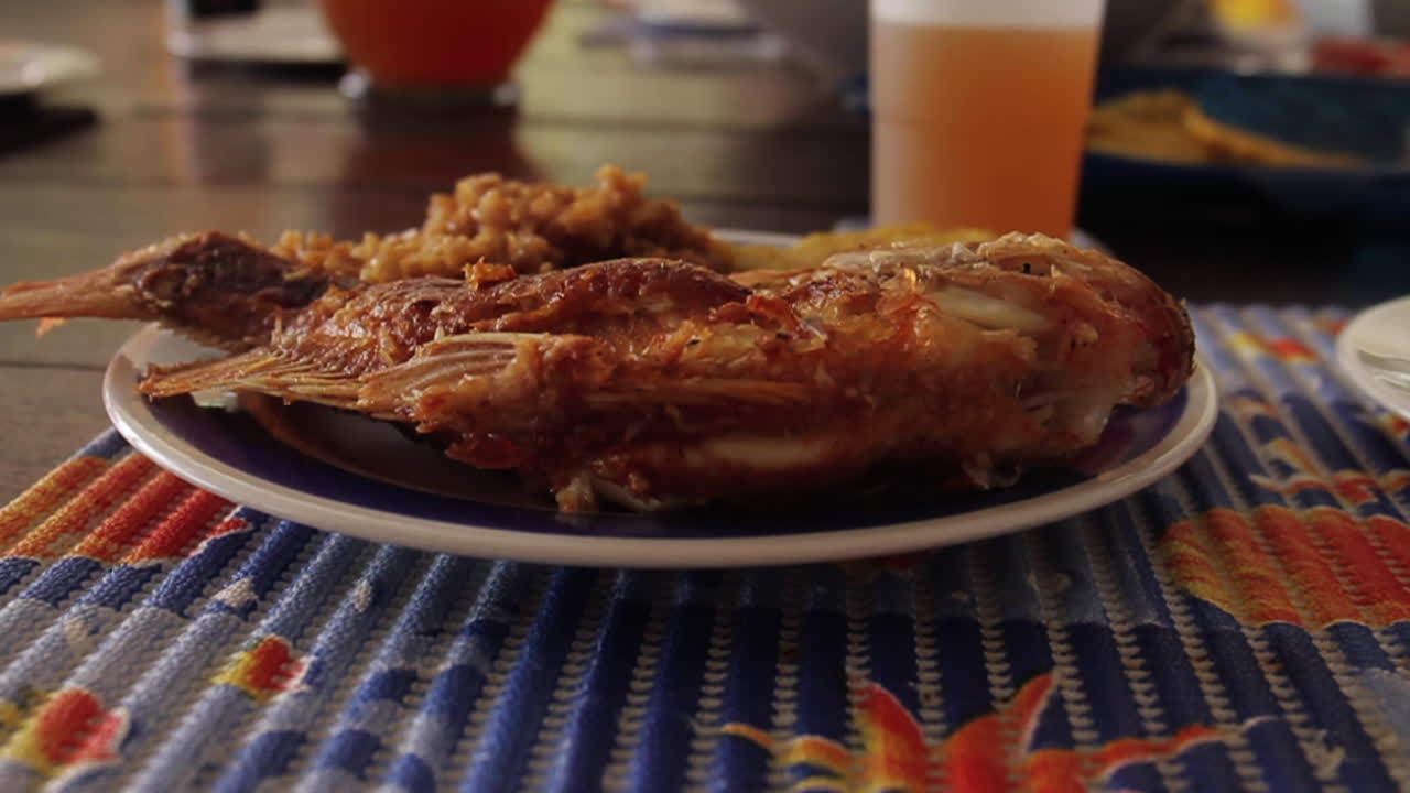 튀긴 생선은 카르타헤나 콜롬비아에서 제공됩니다.