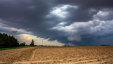 nubes oscuras de lluvia ondulando en el cielo sobre el campo en un clima tormentoso