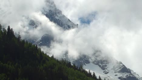 Zeitraffer-Der-Schneebedeckten-Berge