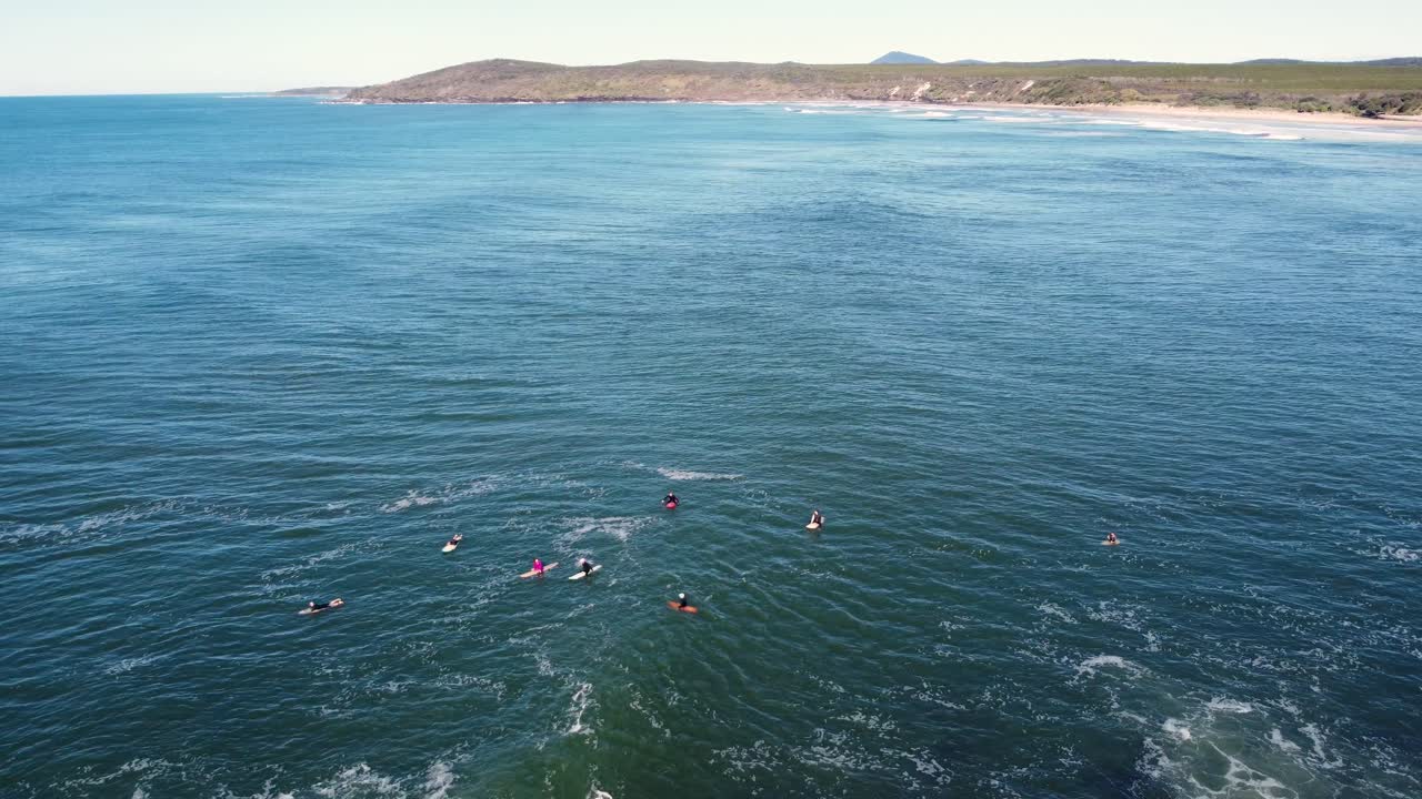 toma aérea de drones de surfistas locales esperando en fila viajes turismo naturaleza pacífica océano pacífico costa norte yamba ballina nsw australia 4k