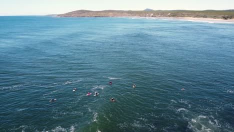 Drohne-Luftaufnahme-Von-Lokalen-Surfern,-Die-In-Der-Reihe-Warten-Reise-Tourismus-Friedlich-Natur-Pazifischer-Ozean-Nordküste-Yamba-Ballina-Nsw-Australien-4k