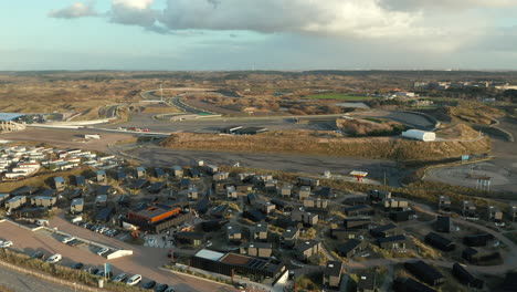 荷蘭桑德沃特 (zandvoort) 的qurios度假公園和賽道的廣<unk>空中景色