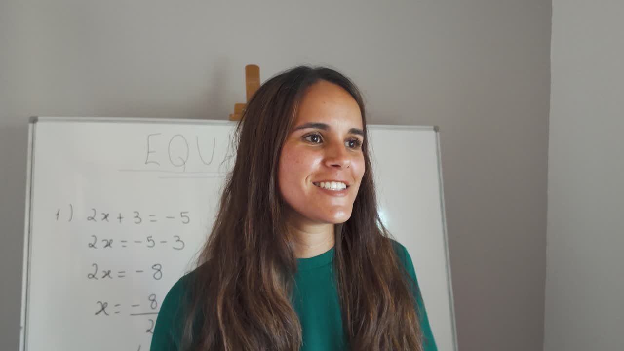 chica explicando ecuaciones matemáticas frente a una pizarra