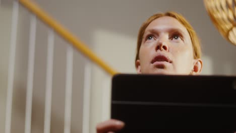 mujer usando tableta en las escaleras