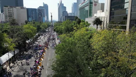 Drohnenaufnahmen-Von-Hunderten-Mexikanern,-Die-Während-Einer-Parade-In-Mexiko-Stadt-Spazieren-Gehen
