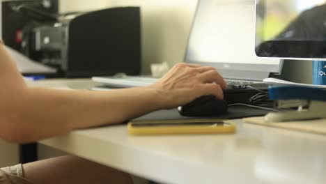 trabajo de oficina que debe hacerse, correos electrónicos y datos que se comprueban y tratan