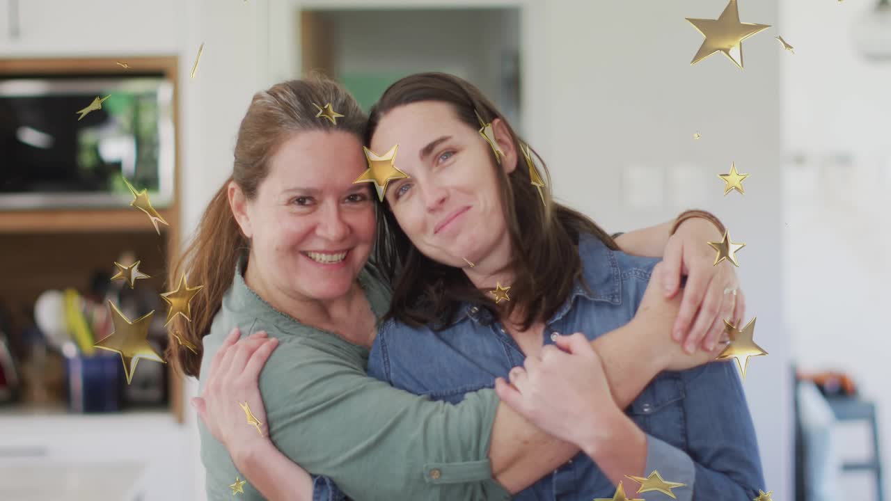 estrela dourada mostrando o abraço de mãe e filha, revelando sorrisos na cozinha para um anúncio de estilo de vida