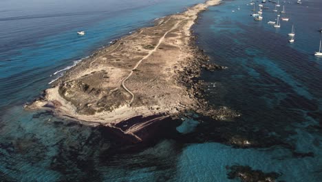 Luftaufnahme-Kleine-Insel-Umgeben-Von-Ozeanwasser-Im-Mittelmeer