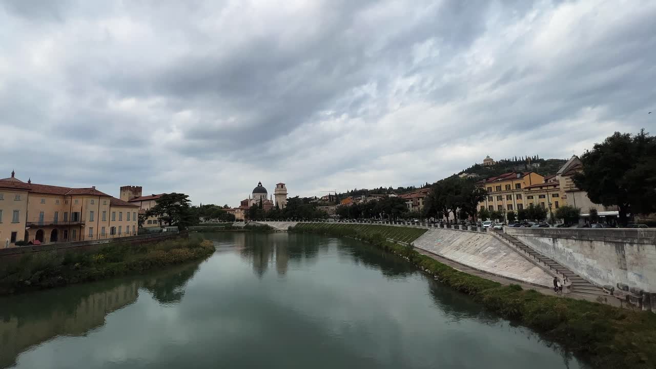 Panorama del centro storico di Verona dal fiume Adige in una giornata nuvolosa, con la chiesa di San Giorgio in Braida sullo sfondo