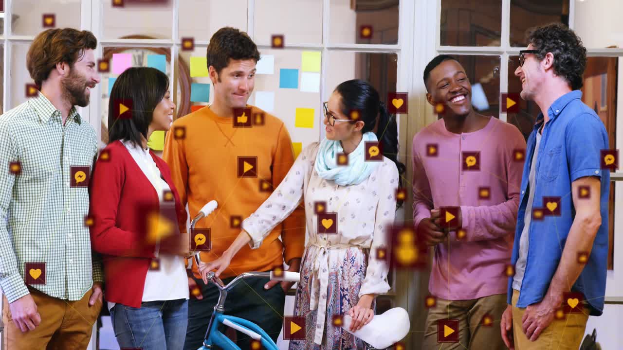 사무실에서 자전거를 타고 토론하는 동료들의 팀을 통해 디지털 아이콘 네트워크의 애니메이션